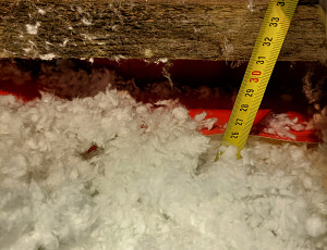 Zateplení stropu staršího rodinného domu pomocí foukané izolace